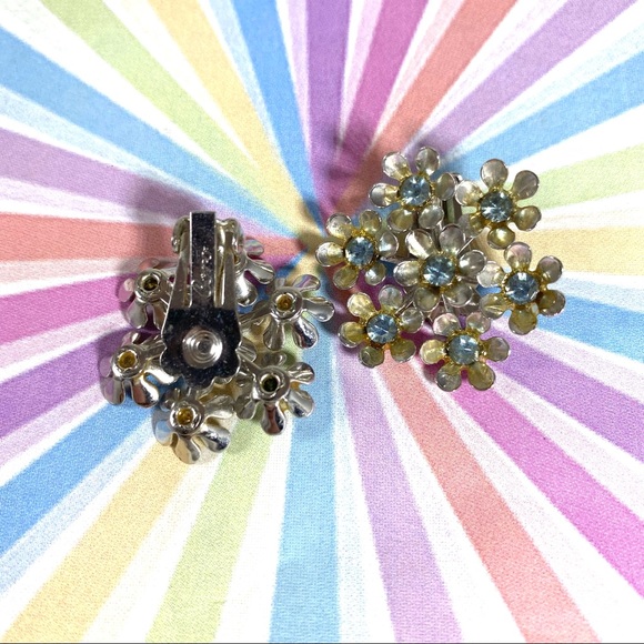 Large soft gold-tone daisy cluster clip earrings baby blue rhinestone centers - Picture 2 of 3